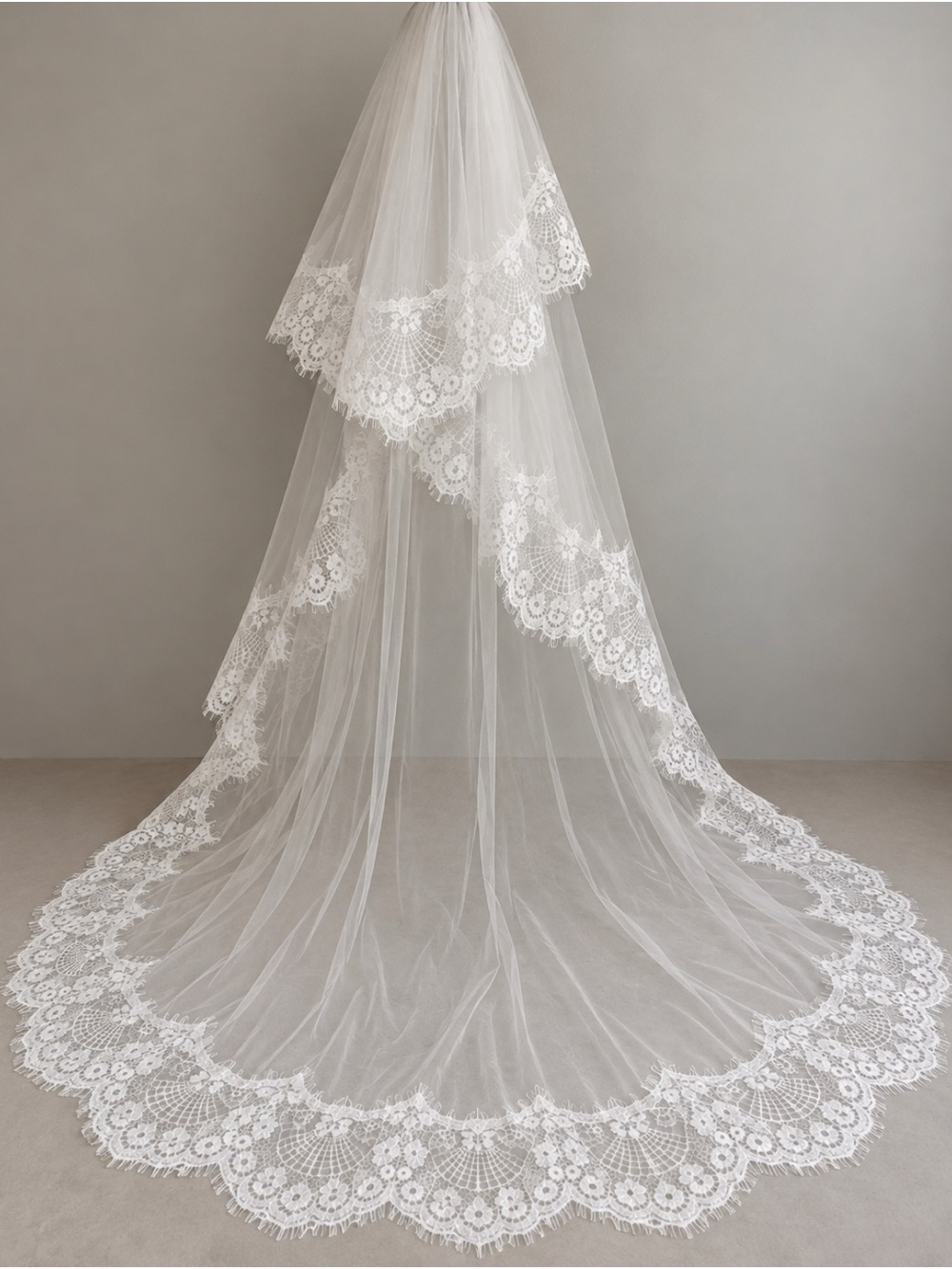Elegant White Lace-Edged Bridal Veil